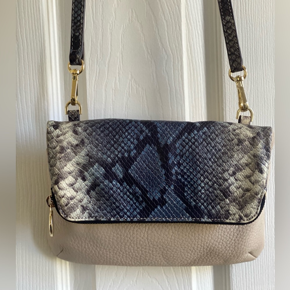 NWOT 🛍️💖💞💕 GILI LEATHER SNAKE PRINT FOLD-OVER CROSSBODY HANDBAG